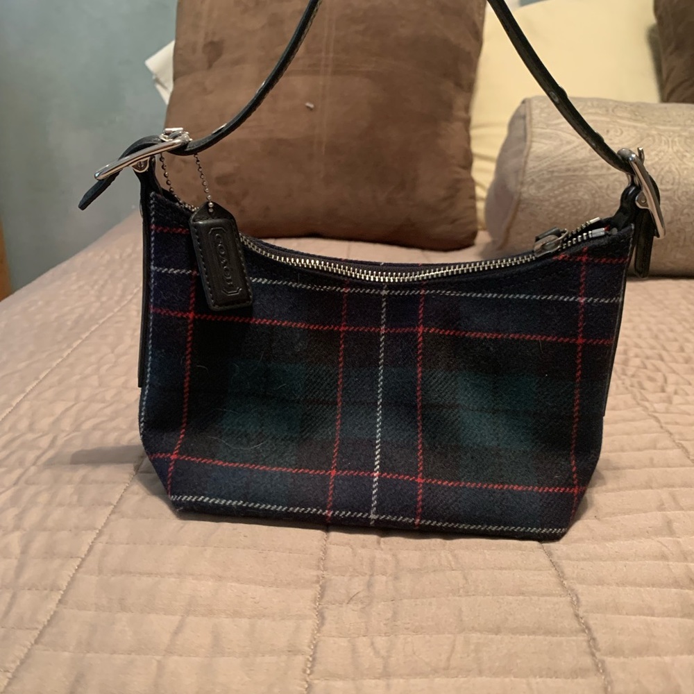 Coach swinger plaid tote in great condition ans maybe used less than 10 times.